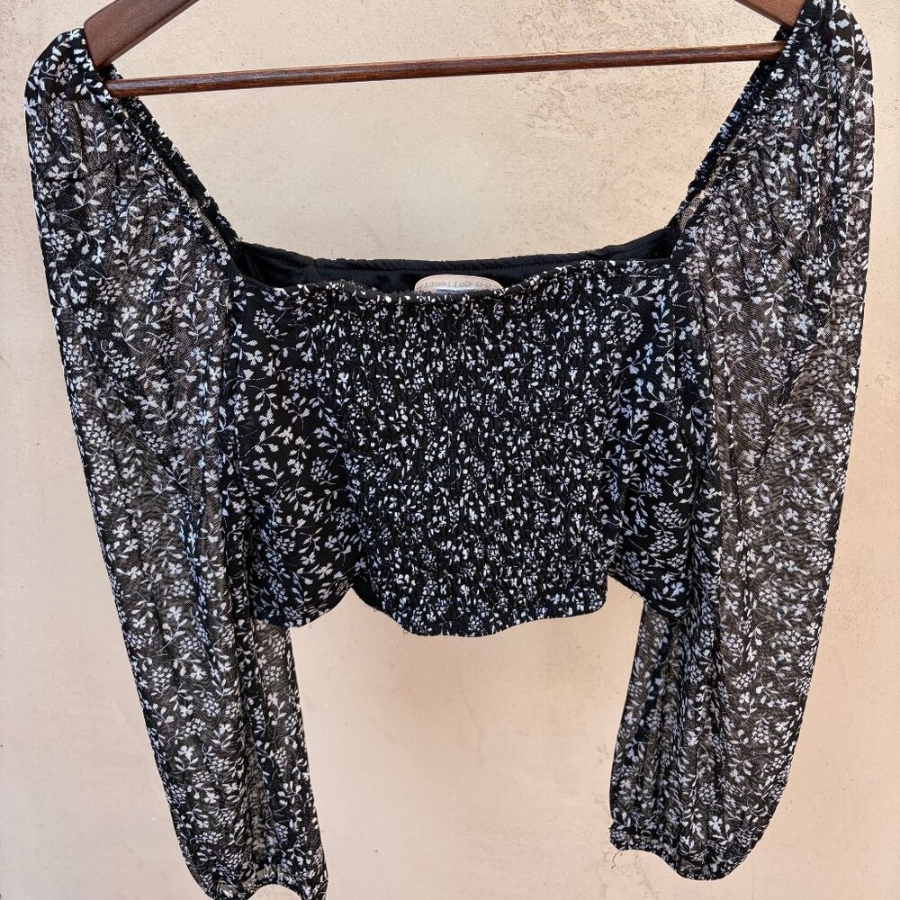 Floral Ruched Bodice Balloon-Sleeve Crop Top – Black & White